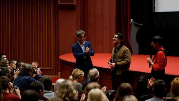 Der Hamburger Regisseur Fatih Akin (M) stellte beim 63. internationalen Filmfestival von Thessaloniki seinen neuen Film &laquo;Rheingold&raquo; vor. - &copy; --/Filmfestival Thessaloniki 2022/dpa