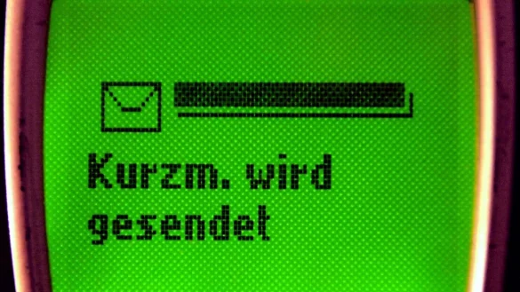 Auf dem Display eines alten Mobiltelefons steht «Kurzm. wird gesendet». - © Peter Endig/dpa-Zentralbild/dpa