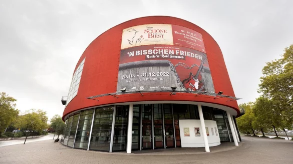 Das Theater am Marientor wirbt an seiner Fassade f&uuml;r das Musical &laquo;N\'bisschen Frieden - Rock\'n\'Roll Summer&raquo;. - &copy; Dieter Menne/dpa