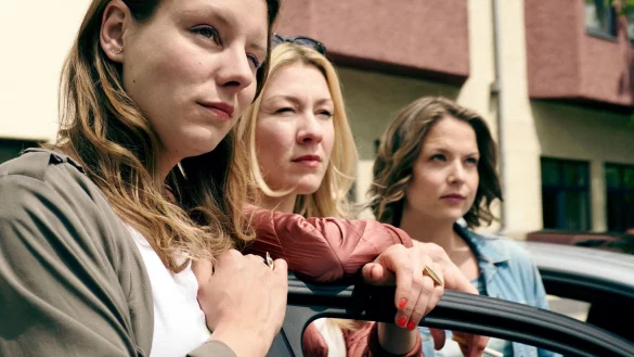 Tati (Xenia Tiling), Mel (Genija Rykova) und Lou (Josephine Ehlert) sind bereit f&uuml;r den Urlaub. - &copy; Jennifer Br&auml;uer/l&uuml;thje schneider h&ouml;rl/BR/dpa