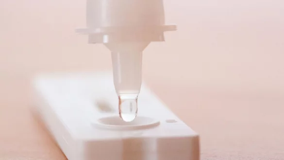 Fl&uuml;ssigkeit wird auf einen Antigen-Schnelltest gegeben. - &copy; Fernando Gutierrez-Juarez/dpa-Zentralbild/dpa/Symbolbild