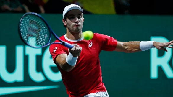 Borna Coric beim Davis Cup für Kroatien in Aktion. - © Joan Monfort/AP/dpa