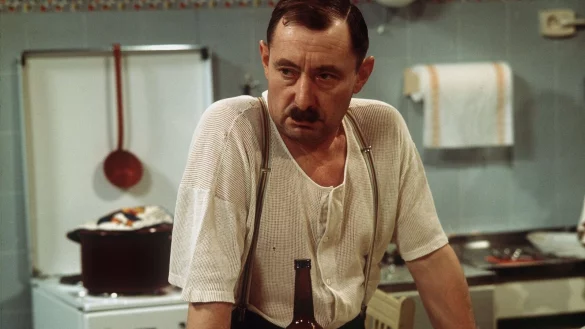 &laquo;Ein Herz und eine Seele&raquo;: Der deutsche Schauspieler Heinz Schubert als n&ouml;rgeliger Alfred Tetzlaff in der K&uuml;che. - &copy; Horst Ossinger/dpa