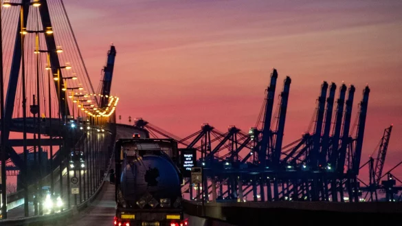 Hamburg soll in den kommenden Jahren europaweit das erste Testfeld f&uuml;r Transporte mit autonom fahrenden Lastwagen werden. - &copy; Axel Heimken/dpa