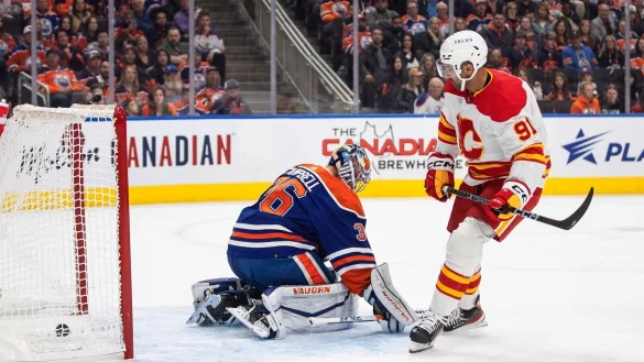 Nazem Kadri (91) von den Calgary Flames trifft gegen Edmontons Torwart Jack Campbell. - &copy; Jason Franson/The Canadian Press/AP/dpa
