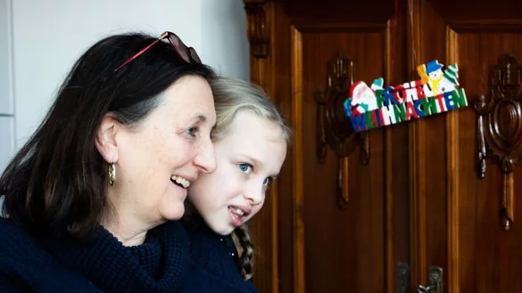 Die 6-j&auml;hrige Yeva aus der Ukraine schaut in Berlin &uuml;ber die Schulter ihrer Gastgeberin Rosemarie. - &copy; Christoph Soeder/dpa