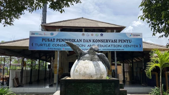 Eingang des Turtle Conservation And Education Center (TCEC), das Meeresschildkr&ouml;ten vor Ritualen und illegalem Handel rettet. - &copy; Carola Frentzen/dpa