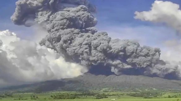 Ein Ausbruch des Vulkans Kanlaon auf den Philippinen hat Tausende Menschen in die Flucht getrieben. - © -/Philippine Institute of Volcanology and Seismology via AP/dpa