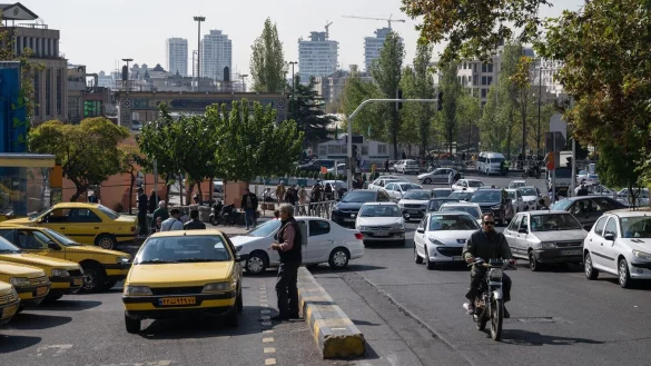 Menschen gehen nach dem israelischen Vergeltungsschlag im Iran ihrem Alltag nach. - &copy; Arne B&auml;nsch/dpa
