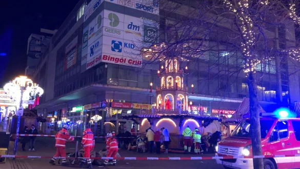 Einsatzkr&auml;fte von Rettungsdiensten und Feuerwehr sind im Einsatz auf dem Weihnachtsmarkt in Magdeburg. - &copy; D&ouml;rthe Hein/dpa-Zentralbild/dpa