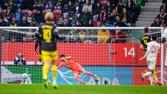 Durch einen Distanzschuss kassiert Dortmund den Ausgleich. - &copy; Tom Weller/dpa