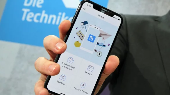 App statt Aktenordner: Mit der elektronischen Patientenakte sollen Versicherte ihre Gesundheitsdaten immer per Smartphone griffbereit haben. (Symbolbild) - &copy; Wolfgang Kumm/dpa