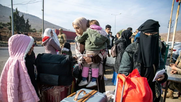 Einige Flüchtlinge kehren aus der Türkei in ihr Heimatland Syrien zurück. Andere warten wegen der noch instabilen Lage lieber ab. - © Metin Yoksu/AP/dpa