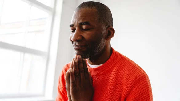 Nach den Feiertagen ist Zeit zum Reflektieren: Wie soll es weitergehen? Das Aufräumen, ob im Haushalt oder im eigenen Leben, hilft dabei, Ballast loszuwerden. - © Ekaterina Yakunina/Westend61/dpa-tmn