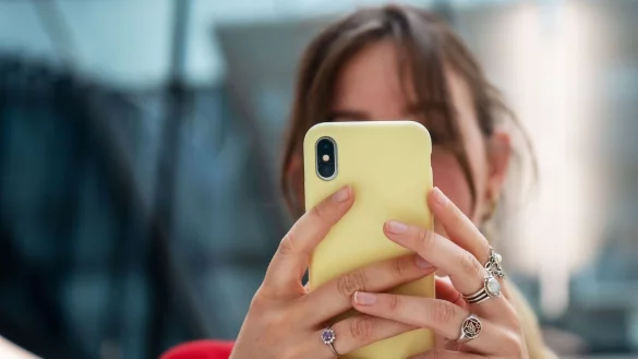 Nutzer von WhatsApp können bald verschiedene Hintergründe und Filter für ihre Videoanrufe auswählen. - © Bernd Diekjobst/dpa-tmn