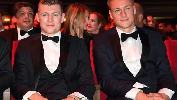 Lieben beide den Fu&szlig;ball - und reden regelm&auml;&szlig;ig in ihrem Podcast dar&uuml;ber: die Kroos-Br&uuml;der Toni (links) und Felix. (Archivfoto) - &copy; Britta Pedersen/dpa-Zentralbild/dpa