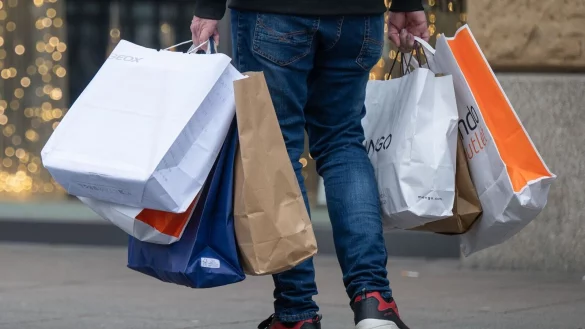 Großeinkauf vor Weihnachten: Nur eine Minderheit ist bereit, für nachhaltige Geschenke deutlich mehr zu bezahlen. - © Evelyn Denich/dpa