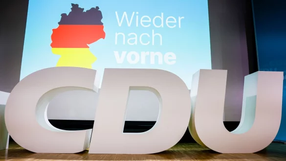 Die CDU Nordrhein-Westfalen gibt dem Kanzlerkandidaten der Union, Freidrich Merz, Rückenwind. - © Thomas Banneyer/dpa