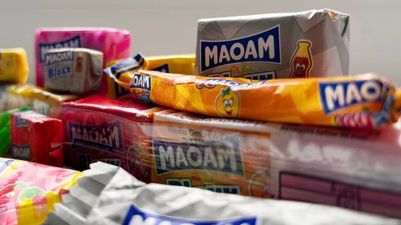 Maoam-Kaubonbons von Haribo liegen auf einem Fenstersims. Diese S&uuml;&szlig;igkeiten werden in Neuss (NRW) hergestellt. - &copy; Wolf von Dewitz/dpa-Zentralbild/dpa