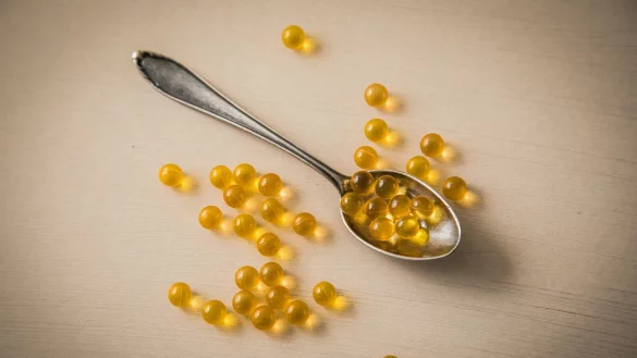 Im Winter greifen viele zu Vitamin-D-Präparaten, obwohl das laut „Öko-Test“ für gesunde Menschen mit ausreichendem Sommer-Sonnenkontakt oft unnötig ist. - © Christin Klose/dpa-tmn