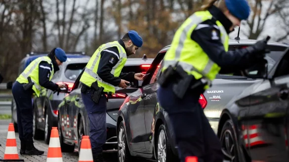 Kritischer Blick in die Autos: Kontrollen an der niederländischen Grenze. - © Remko De Waal/ANP/dpa