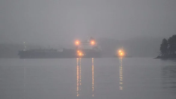 Der Öltanker «Eagle S» wird zu einem Ankerplatz gebracht. - © Vesa Moilanen/Lehtikuva/dpa