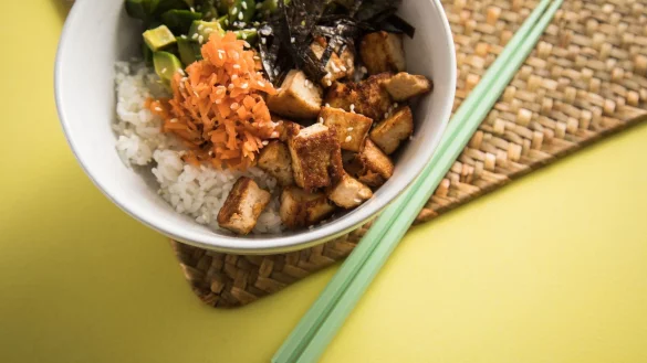 Räuchertofu überzeugt im Test: Bei den getesteten Marken waren die Schadstoffwerte niedrig, und die meisten punkten auch beim Geschmack. - © Christin Klose/dpa-tmn