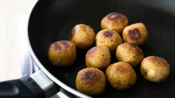 Kichererbsen-Falafeln aus dem Supermarkt schneiden in einem aktuellen Test von „Öko-Test“ gemischt ab: Nur ein Bio-Produkt erhielt die Bewertung „sehr gut“. Andere getestete Produkte wiesen Pestizidspuren, meist Glyphosat und teils mangelnde Würzung auf. - © Silas Stein/dpa/dpa-tmn
