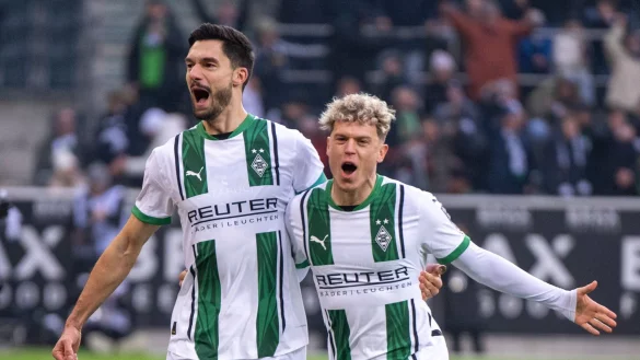 Freude bei den Gladbacher Torschützen. - © David Inderlied/dpa