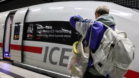 Eine Besonderheit, die auch von Reisenden fotografiert wird: der neue Direkt-ICE zwischen Berlin und Paris. - © Hannes P. Albert/dpa