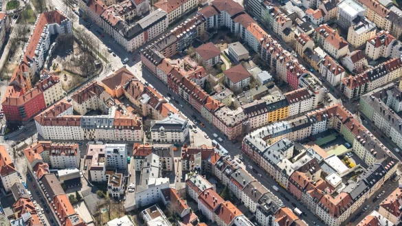 Die Mieten sind 2024 im bundesweiten Schnitt kräftig gestiegen. (Archivbild) - © Sina Schuldt/dpa