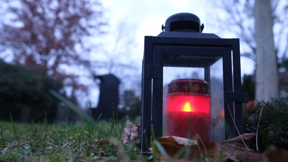 Die zentrale Gedenkstunde zum Volkstrauertag in NRW fand in diesem Jahr in Marienm&uuml;nster im Kreis H&ouml;xter statt. (Archivbild) - &copy; Sebastian Willnow/dpa