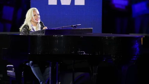 Lady Gaga performt vor ikonischer Kulisse &laquo;God bless America&raquo; am Klavier. - &copy; Matt Slocum/AP/dpa