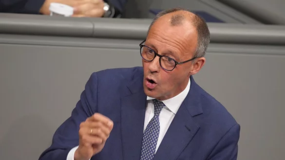 Oppositionsf&uuml;hrer und Unions-Kanzlerkandidat Merz setzt in seiner Rede im Bundestag auf Attacke. - &copy; Kay Nietfeld/dpa