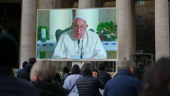 Papst Franziskus plagt seit einigen Tagen eine Erkältung. - © Andrew Medichini/AP/dpa