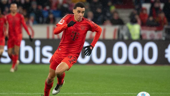 Immer Volldampf: Bayern-Star Jamal Musiala wird 2025 ständig in Aktion sein. - © Magdalena Henkel/dpa