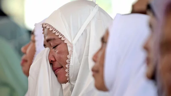 In Banda Aceh trauerten zahlreiche Menschen um die Toten der Katastrophe vor 20 Jahren. - © Reza Saifullah/AP/dpa