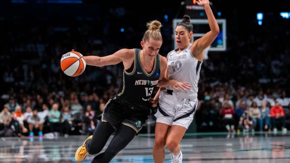 Leonie Fiebich (l) muss in den WNBA-Playoffs mit den New York Liberty in ein viertes Halbfinale gegen Las Vegas. - &copy; Corey Sipkin/AP/dpa