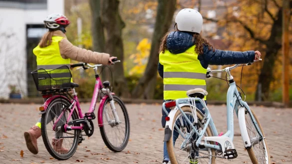 Dass Kinder in der Grundschule sicher auf dem Rad unterwegs sind, ist l&auml;ngst nicht mehr selbstverst&auml;ndlich. (Archivbild) - &copy; Marius Becker/dpa