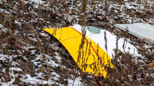 Auf einem Tr&uuml;mmerteil des abgest&uuml;rzten Flugzeugs sind die DHL-Farben zu sehen. - &copy; Mindaugas Kulbis/AP