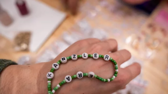 Delegierte basteln Armb&auml;nder beim Parteitag von B&uuml;ndnis90/Die Gr&uuml;nen. (Archivbild) - &copy; Michael Kappeler/dpa