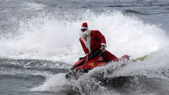 Der als Nikolaus verkleidete Feuerwehrmann ist Rettungsschwimmer (Foto aktuell). - &copy; Bruna Prado/AP Photo/dpa
