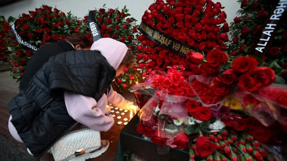 Trauer um die Toten nach dem Absturz in Kasachstan. - © Uncredited/AP/dpa