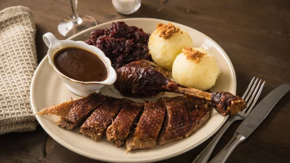 Eine schwere Bratenso&szlig;e zur Gans? Mit Hilfe von K&uuml;chenkrepp l&auml;sst sie sich leicht etwas entfetten. - &copy; Christin Klose/dpa-tmn