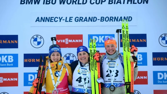 Franziska Preuß (l) feiert nach Rang zwei im Sprint einen Erfolg in der Verfolgung. - © Olivier Chassignole/AFP/dpa