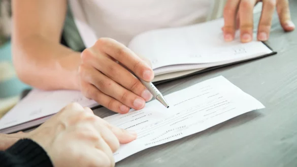 Zus&auml;tzliche Urlaubstage k&ouml;nnen verhandelt werden: Besch&auml;ftigte sollten im Gespr&auml;ch mit der F&uuml;hrungskraft ihre Erfolge und den Mehrwert f&uuml;r das Unternehmen betonen. - &copy; Christin Klose/dpa-tmn