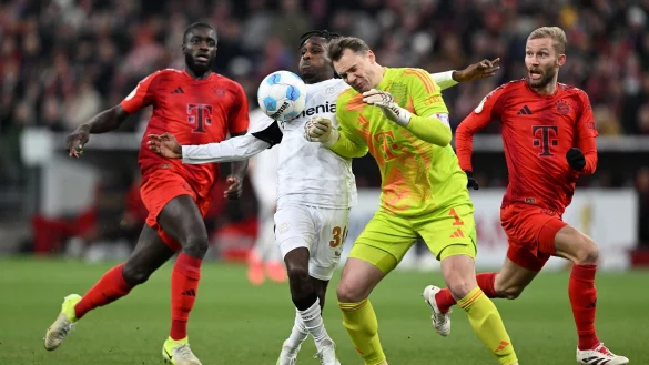 Verhängnisvoller Zusammenstoß mit Leverkusens Frimpong für Manuel Neuer - © Sven Hoppe/dpa