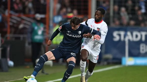 Bochums Moritz Broschinski (l) erzeilte gegen Heidenheim sein erstes Saisontor. - © Fabian Strauch/dpa