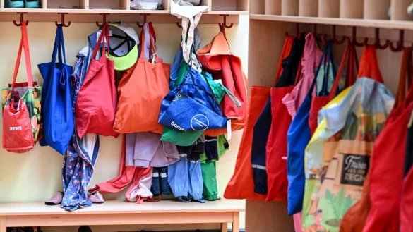 Die Fachkr&auml;fte-Quote in den Kitas ist laut Studie gesunken (Archivbild) - &copy; Jens Kalaene/dpa