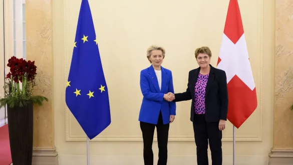 &laquo;Heute ist ein Tag gro&szlig;er Freude&raquo;, sagte EU-Kommissionspr&auml;sidentin Ursula von der Leyen (l). - &copy; Alessandro Della Valle/KEYSTONE/dpa